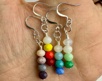 Elige tu color Pendientes colgantes de cristal con efecto degradado brillante / Pendientes colgantes de cuentas de cristal arcoíris con efecto degradado de colores, estilo bohemio, acabados en tono plateado