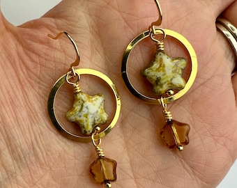 Pendientes colgantes Orbital Stars Golden Neutrals / Pendientes colgantes Boho con dijes de luna y estrellas moteadas de cristal checo en tonos neutros cálidos y acabado dorado