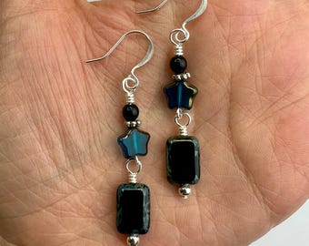 Pendientes colgantes dobles de cristal checo con estrellas azul marino intenso y forma rectangular negra / Cuentas de cristal talladas en mesa, estilo bohemio, acabados en tono plateado.