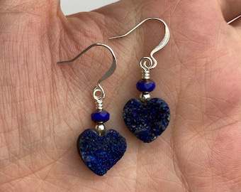 Pendientes de corazones de geoda brillante de cuarzo iridiscente azul profundo / Corazones de drusa de piedras preciosas + cristal checo, delicados pendientes colgantes, acabados en tono plateado
