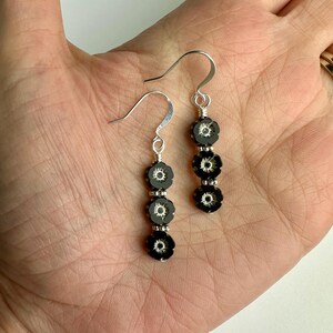 Svarta Lil Blommiga Stapelhängen | Mörka Neutrala Eleganta Prästkragar, Små Glasblommor, Små Blommor Boho Droppörhängen, Silverfärgade Finisher