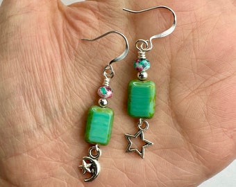Türkis Rechteck Monde + Sterne Ohrringe | Picasso Tischschliff Tschechisches Glas, Mond + Stern Charms Boho Style Drop Ohrring Silberfarbene Oberflächen