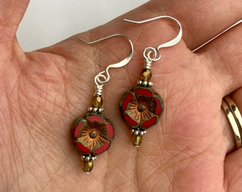 Mohnrote Tschechische Glasblumen Ohrringe | Rot + Kupfer Floral gepresste Glasperlen, Boho Style Hängeohrringe, Silberfarbende