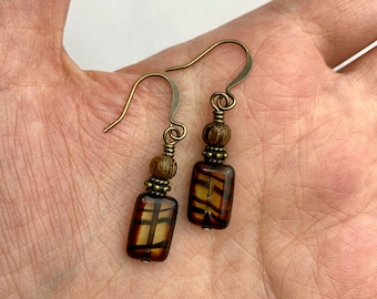 Pendientes colgantes rectangulares de cristal checo en negro y marrón claro / Pendientes colgantes estilo boho con cuentas de cristal Picasso a rayas y madera, acabados en latón envejecido.
