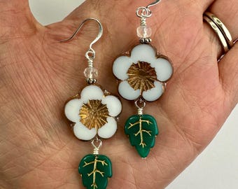 Große Weiße Blumen + Grüne Blätter Große Ohrringe | Weiß + Grüne Tschechische Glasperle + Blatt Perlen, Boho Tropfen Silber Ton Oberflächen