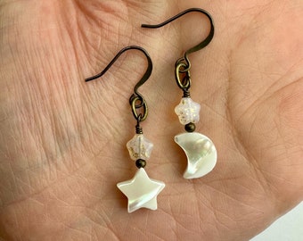 Perlmutt Mond Neutralsteine Tschechische Glassterne Celestial Ohrringe | Weltraum Charms, Tropfen Ohrring, Antiqued Messing Oberflächen