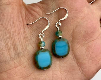 Pendientes colgantes de cristal checo con forma rectangular redondeada en azul cielo brillante / Cuentas de vidrio azul rayadas, estilo bohemio, acabados plateados