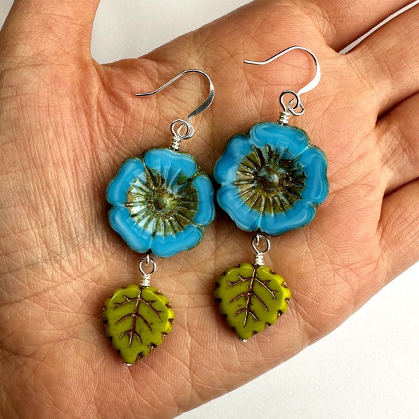 Grote hemelsblauwe bloemen + groene bladeren hangoorbellen | Helderblauwe + groene Tsjechische glaskralen met bloem en blad, bohodruppel zilverkleurige afwerkingen