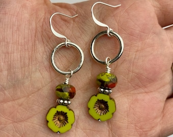 Chartreuse Blumen und Retro Farben baumeln Ohrringe | Tschechische Glasblumen + facettierte gebrannte orange gesprenkelte tschechische Perlen, silberfarbene Oberflächen