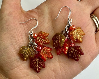 Gedämpfte Herbsttöne Rot, Orange + Grau Blatt Multi-Dangles | Boho Ohrringe, bunte tschechische Glas Herbstblätter, silberfarbene Oberflächen
