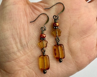 Pendientes colgantes dobles de color ámbar transparente y naranja quemado con estrellas y cuentas rectangulares de cristal checo/tallado, estilo boho, acabado en latón antiguo.