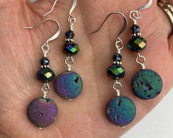 Pendientes colgantes dobles de geoda de cuarzo iridiscente delicado / Monedas de geoda de piedra preciosa azul + Pendientes de cuentas de vidrio checo, acabados en tono plateado