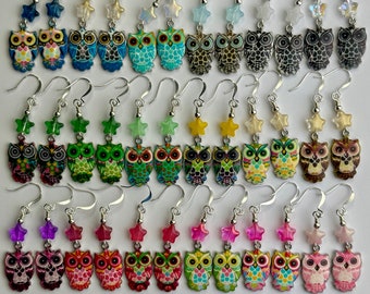 Wählen Sie Ihre Farbe Eule Bunte Ohrringe | Regenbogen Eulen Emaille Charms, Tier Perlen, niedliche Ohrringe, silberfarbene Oberflächen