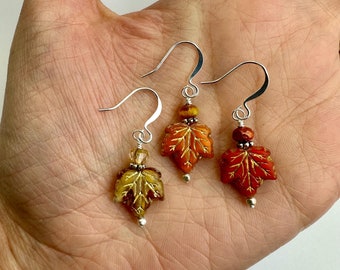 Zierliche Herbst Blätter Einfache Ohrringe in Rot, Orange + Goldbraun | Tschechische Glas Herbst Blatt, Boho Tropfen Ohrringe, silberfarbenen Oberflächen