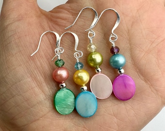 Bunte Ovale Muscheln + Perlen Ohrhänger | Perlmutt gefärbter Edelstein + Kontrastfarbe Perle Boho Tropfenohrring, silberfarbene Oberflächen