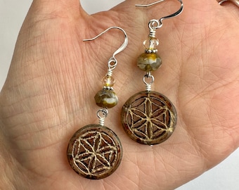 Pendientes largos colgantes Equinoccio de Primavera / Cuentas de cristal checo únicas, pendientes bohemios en tonos neutros, acabados en tono plateado