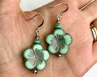 Pendientes colgantes grandes de flores en azul pálido y gris / Pendientes bohemios de estilo retro con flores de cristal checo color turquesa suave y acabado plateado