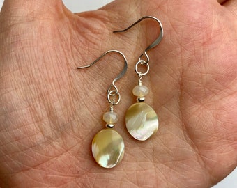 Maria baumelt Cremige Perlmutt Ohrringe | Muschel Edelstein + Tschechisches Glas Strand Schmuck Boho Ohrringe Silber Ton Finishes