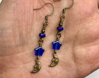 Pendientes largos colgantes con dije de luna y estrella de cristal checo azul cobalto / Dijes del espacio exterior, pendientes colgantes, acabados en latón envejecido