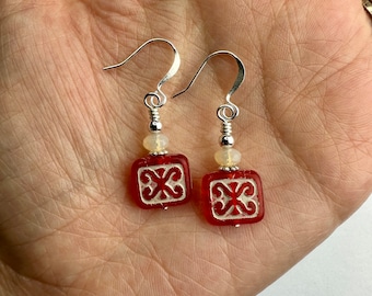 Cinnamon Red Hot verzierten tschechischen Glas Ohrringe | Rote Tschechische Glas geschnitzte Perlen baumeln, Boho Tropfen Ohrringe, silberfarbene Oberflächen