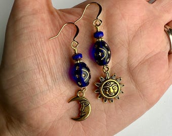Pendientes colgantes dorados con soles y lunas de cristal checo azul medianoche celestial / Cuentas de cristal azul, dijes de luna y sol, acabado dorado