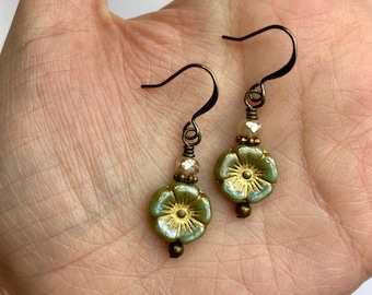 Zierliche weiche grüne Blumen baumeln Ohrringe | Retro Avocadogrün Tschechische Glasblumen, Boho Ohrringe, antike Messingoberflächen