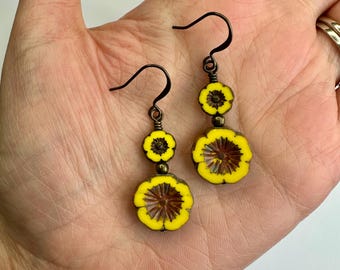Pendientes colgantes dobles con flores de color amarillo brillante / Flores de cristal checo amarillas de estilo retro, pendientes colgantes estilo boho, acabados en latón antiguo