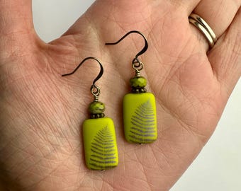 Bronsfärgade skimrande ormbunkar på chartreuse tjeckiska glasörhängen med dubbla hängen | Botaniskt tryckt tjeckiska glaspärlor Boho droppe antik mässingsfinish