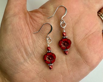 Pendientes colgantes de cristal checo con delicadas flores rojas / Cuentas de cristal checo talladas con diseño floral rojo manzana, estilo bohemio, acabado en tono plateado.