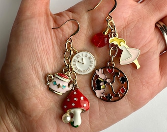 Pendientes largos de Alicia en el País de las Maravillas, Seta Mágica + Taza de Té / Charm de Alicia en el País de las Maravillas con Vestido Rosa, Inspirados en Disney, Acabado en tono dorado