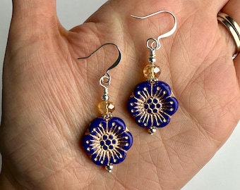 königsblau + Kupferfarbene Blumenohrringe | Retro Style Blue + Metallic Akzente Tschechische Glasblumen Boho Drop Silberton Oberflächen