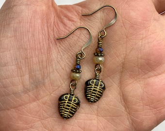 Trilobit Fossil Tschechische Glasperlen Doppelanhänger | Gepresste Glasperlen, Fossilien, Boho Style Ohrringe, Antiqued Messing Oberflächen