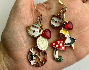 Pendientes largos de Alicia en el País de las Maravillas, con forma de hongo mágico y taza de té, con dije de conejo blanco de Alicia en el País de las Maravillas, inspirados en Disney, acabado en tono dorado.