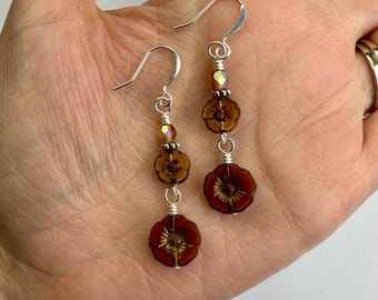 Neutral Beige + Braune Blumen Doppelohrringe | Transparente neutrale Blumen + Blattperlen, Boho Drop, silberfarbene Oberflächen