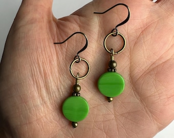 Grasgrün Glas + Messing Ohrhänger |  Sanft gestreifte Glasperlen, Boho Style Hängeohrringe, Antik-Messing Oberflächen