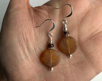 Frosted Neutrals Tschechische Glas Münze Ohrhänger | Braun Kreis Tschechische Glasperlen, matt wie Seeglas Boho Style Drop, silberfarben