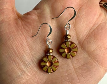 Beige + Kupfer Böhmische Glasblumen Ohrringe | Neutrale Metallics Floral gepresste Glasperlen, Boho Style Drop, silberfarbene Oberflächen