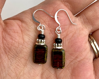 Tiefrot + Schwarz Böhmisches Glas Rechteck Ohrringe | Purpurrot gestreifte Picasso-Glasperlen, Boho Style Hängeohrringe, silberfarbene Oberflächen