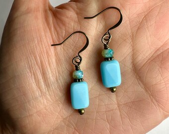 Pendientes colgantes rectangulares de cristal checo en turquesa brillante y azul lechoso / Cuentas de cristal Picasso, estilo bohemio, acabados en latón envejecido