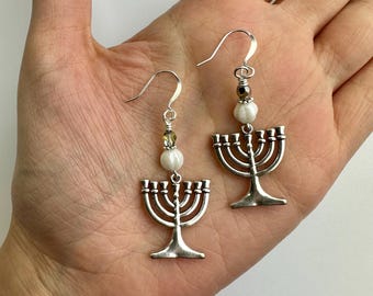 Mittelgroße Chanukka Menora Ohrringe | Weiss + Silber Tschechische Glasperlen + Zinn Anhängern, Winter Urlaub Schmuck, Tropfen Ohrring Silberfarben