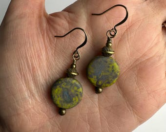 Einzigartige Chartreuse + braun gesprenkelte tschechische Glasohrringe | Glasperlen in Erdtönen, Boho-Stil-Ohrringe, Antik-Messing-Oberflächen