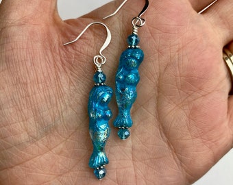 Schillernde helle blaue Meerjungfrau baumeln Ohrringe | Gepresste Tschechische Glas Meerjungfrauen Perlen, Lange Boho Tropfen Ohrringe, Silberfarbende