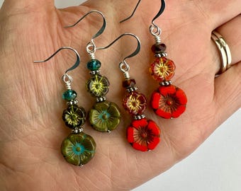レトロフラワーのドロップピアス　お好きな色をお選びください！ファンキーなオレンジまたはオリーブの花柄｜チェコガラスの花柄　ボヘミアン風ドロップピアス　シルバートーン仕上げ