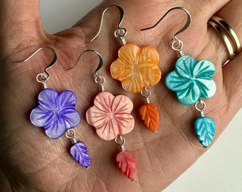Pendientes colgantes dobles con flores y hojas de concha, brillantes y coloridos, con piedras preciosas teñidas de nácar, largos y bohemios, acabados en tono plateado.