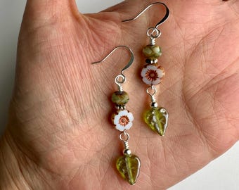 Pendientes colgantes con delicadas margaritas blancas y hojas verdes / Flores de cristal en tonos neutros suaves y cuentas con hojas, pendientes colgantes bohemios con acabados plateados