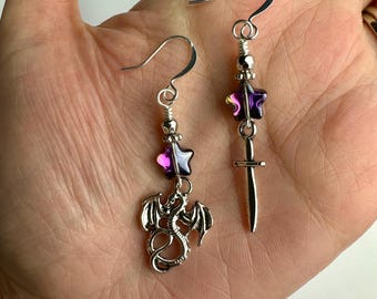 Pendientes colgantes de dragones y dagas para amantes de los libros de fantasía / Regalo para lectores. Pendientes colgantes de lunas plateadas y estrellas iridiscentes con acabado en tono plateado.