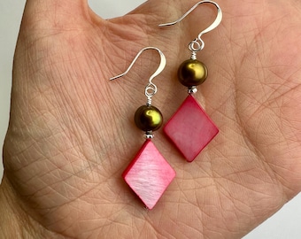 Pink Diamant Muscheln + Olive Perlen baumeln Ohrringe | Einzigartige Gefärbte Muschel Edelstein + Perle Boho Hängeohrringe, silberfarbene Oberflächen