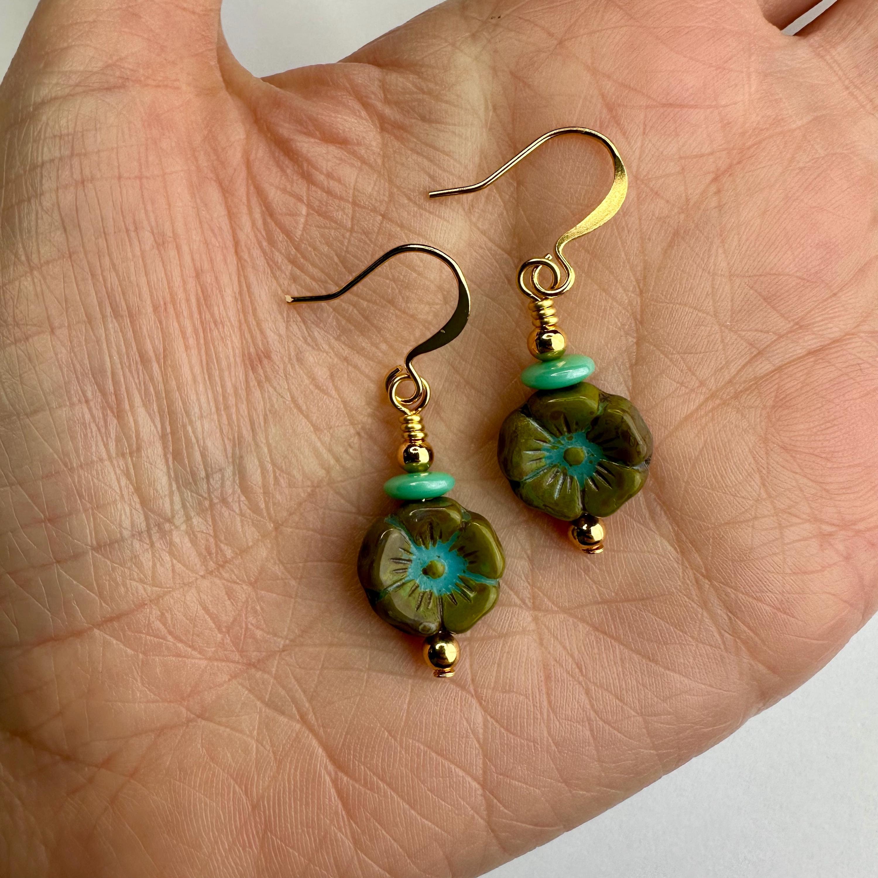 上品なオリーブグリーンのデイジーとターコイズ + ゴールドのダングル