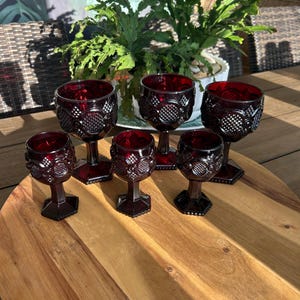 Ensemble de 6 verres à vin et à liqueur vintage Avon 1876 Cape Cod rouge rubis, en verre pressé rouge foncé, pour la décoration de table des fêtes.
