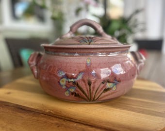 Cazuela de cerámica esmaltada con tapa, del estudio Bonnie Sargent.